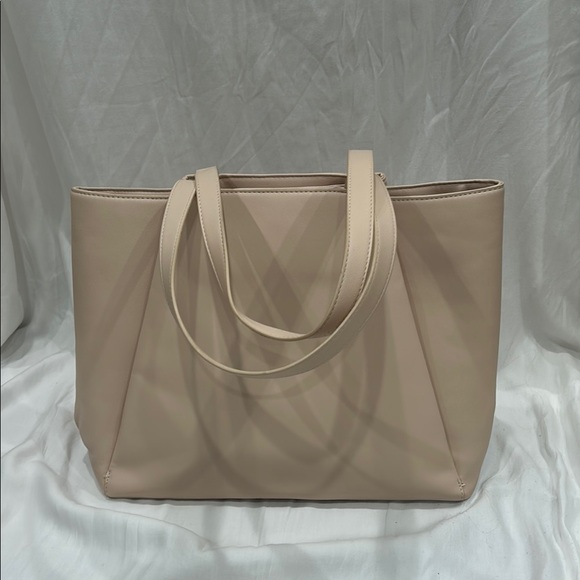 Cream Textured Leather Trapezoidal Tote Bag - Picture 5 of 6